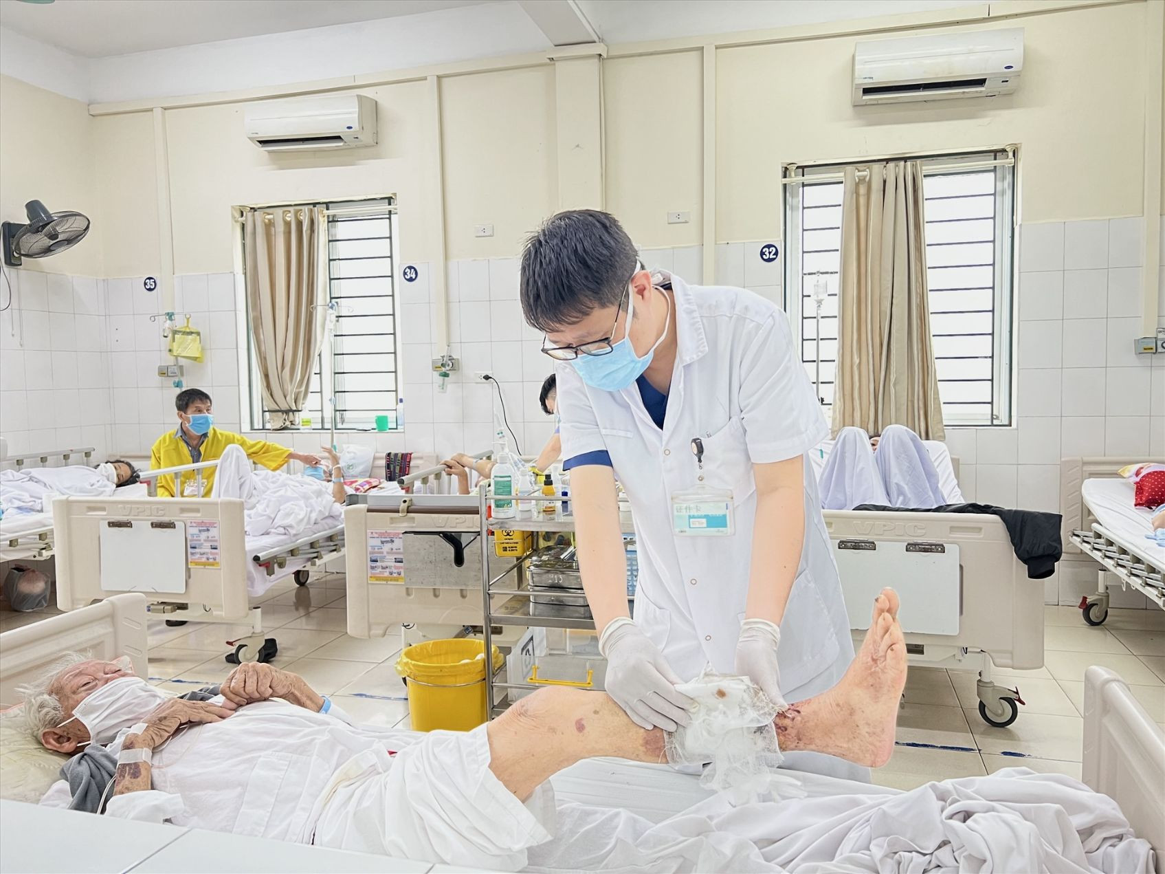Hệ số lương cơ bản bác sĩ mới ra trường