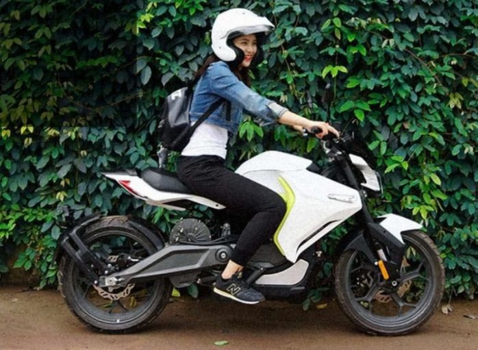 xe máy đứng tên 2 người được không