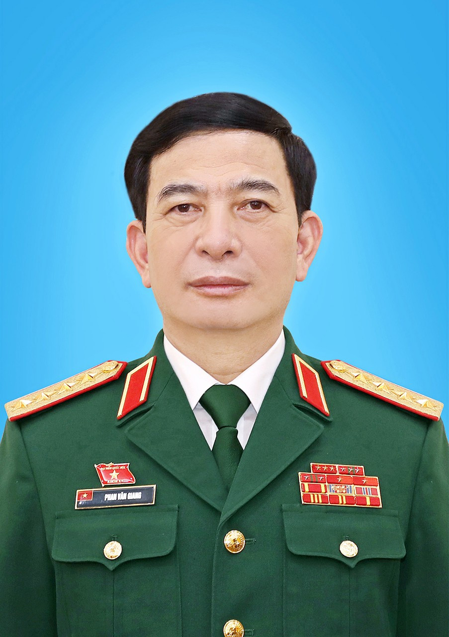 Bộ trưởng Bộ Quốc phòng Đại tướng Phan Văn Giang, Ủy viên Bộ Chính trị.