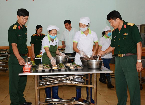 Đảm bảo vệ sinh an toàn thực phẩm trong quân đội [Mới nhất 2023]