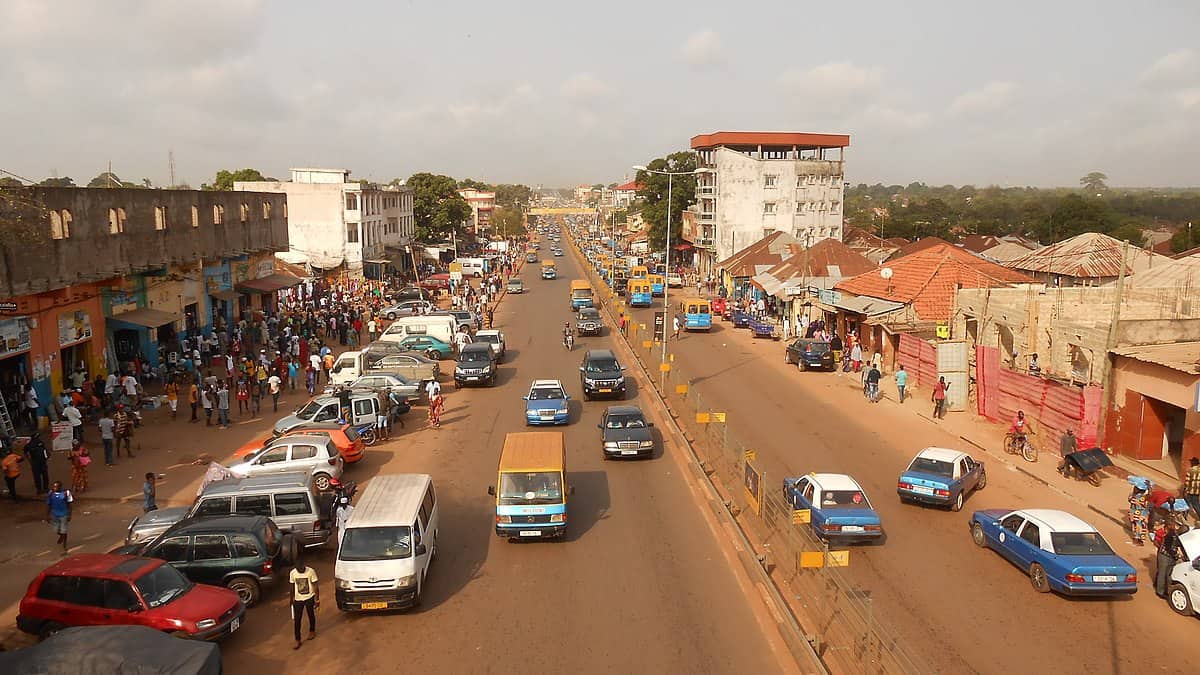 1200px-Avenida_dos_Combatentes_da_Liberdade_da_Patria_Bissau_2