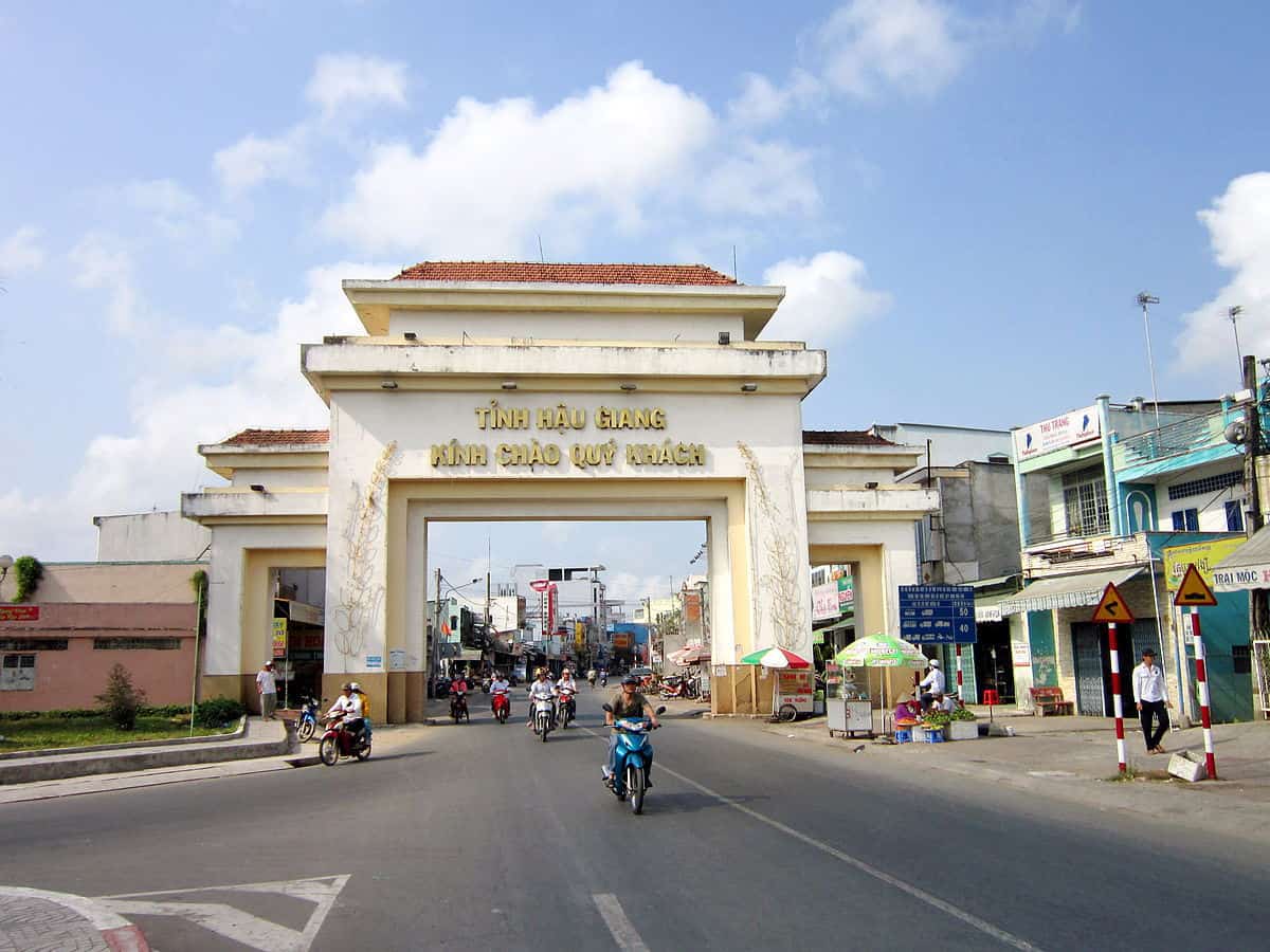1200px-Cong_chao_Hau_Giang