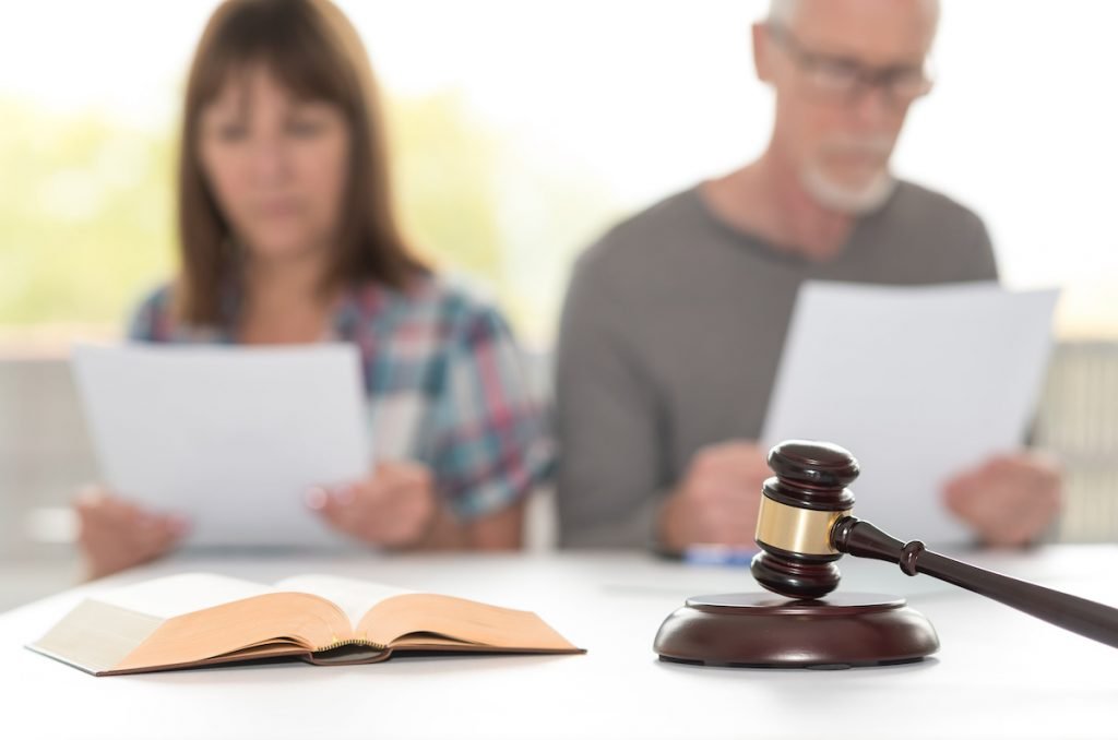 Couple-going-through-divorce-courtroom-1024x678