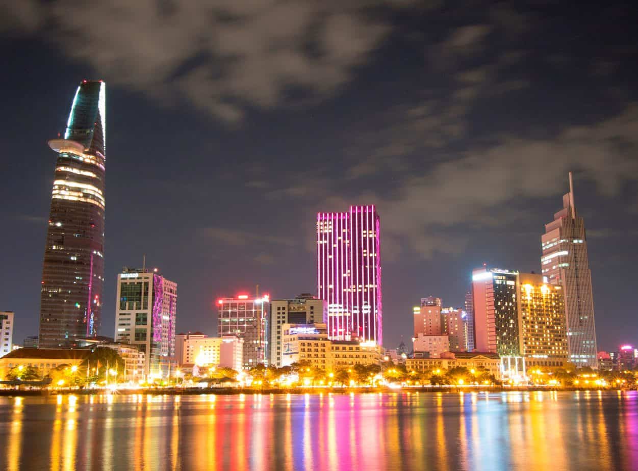 Khu_trung_tam_thanh_pho_Ho_Chi_Minh_nhin_tu_phia_quan_2-scaled