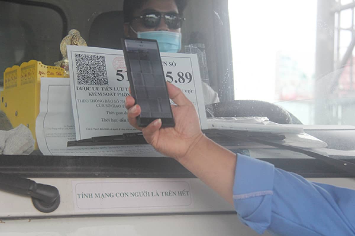 Mã-QR-cho-xe-o-to-vạn-chuyẻn-nguòi