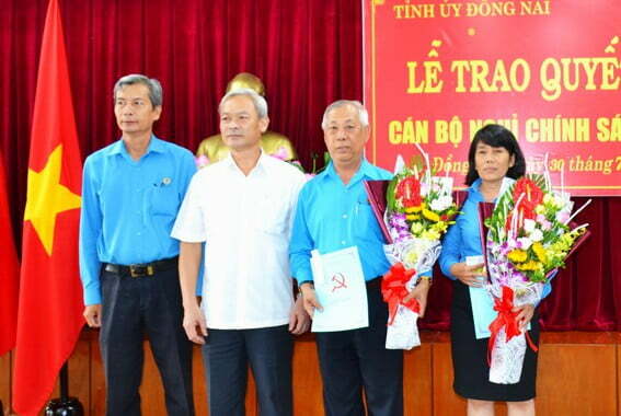 uy-vien-trung-uong-dang-bao-nhieu-tuoi-ve-huu