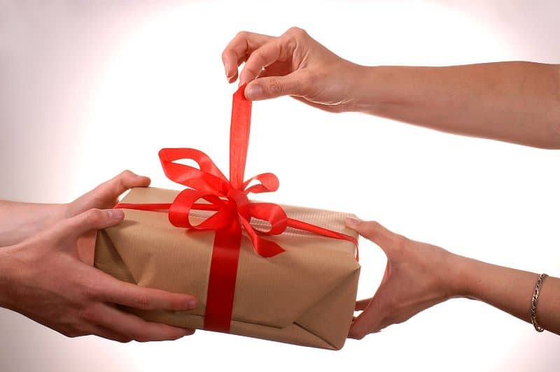 Thuế Xuất Nhập Khẩu Quà Tặng