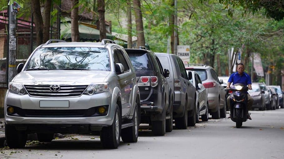 Hành vi đậu xe lề đường phạt bao nhiêu tiền?