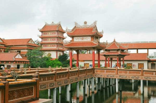 Choang Ngop Ve Dep Ngoi Chua Nam O Ngoai O Da Nang