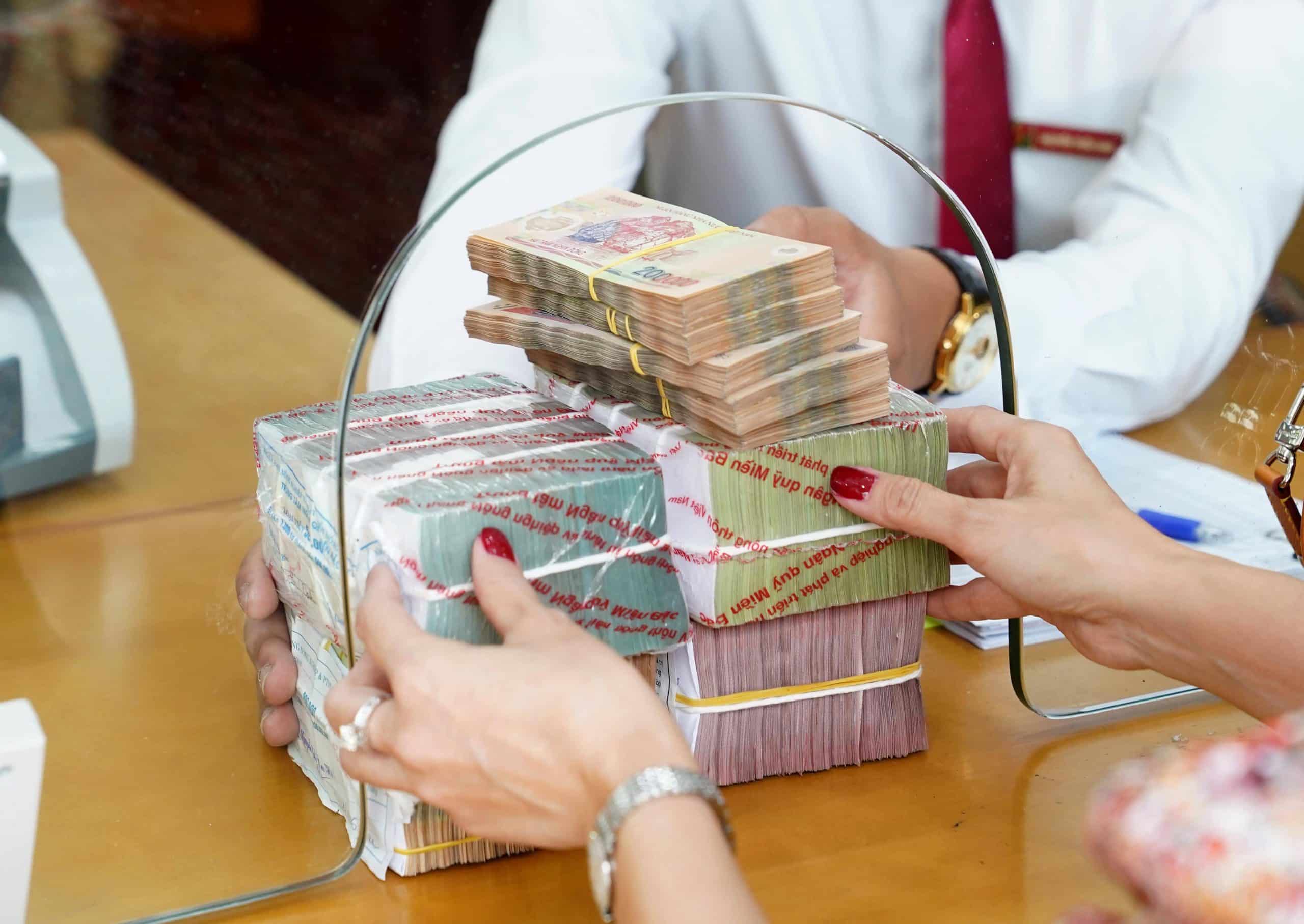 Rút Tiền Tiết Kiệm Trước Thời Hạn Có Được Không [2023]