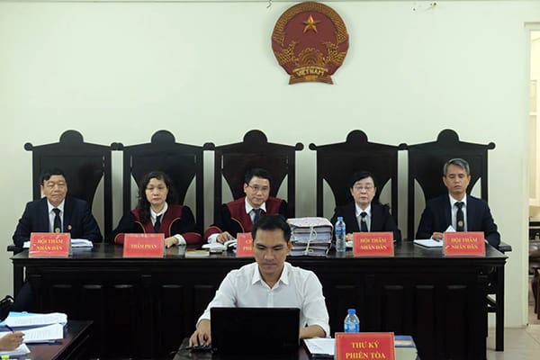 tham dự phiên tòa xét xử
